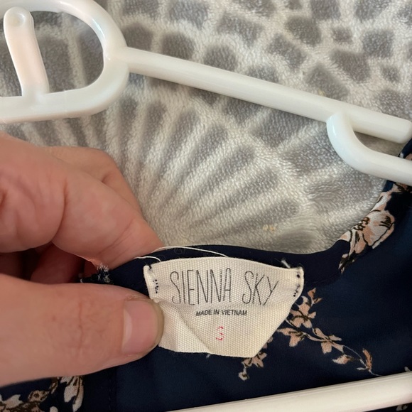 Flowy blouse perfect for the office or workspace - Picture 3 of 3